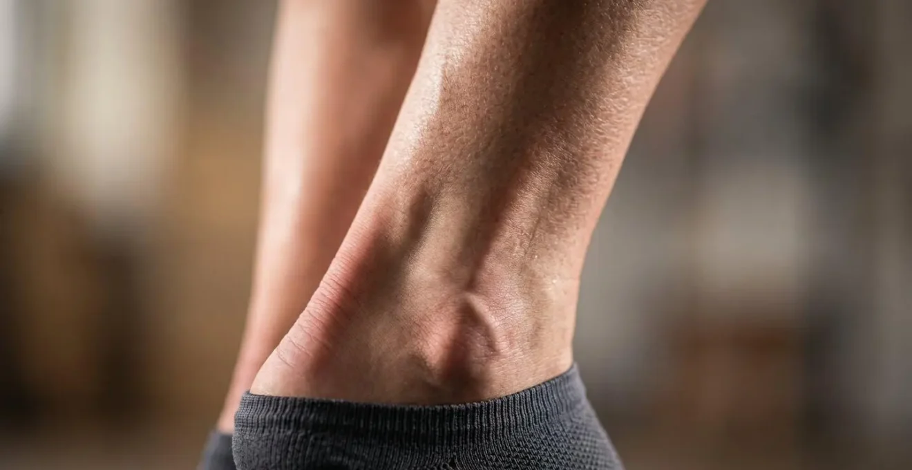 Gros plan macro sur le tendon d'Achille en tension lors d'un saut à la corde montrant l'effet ressort