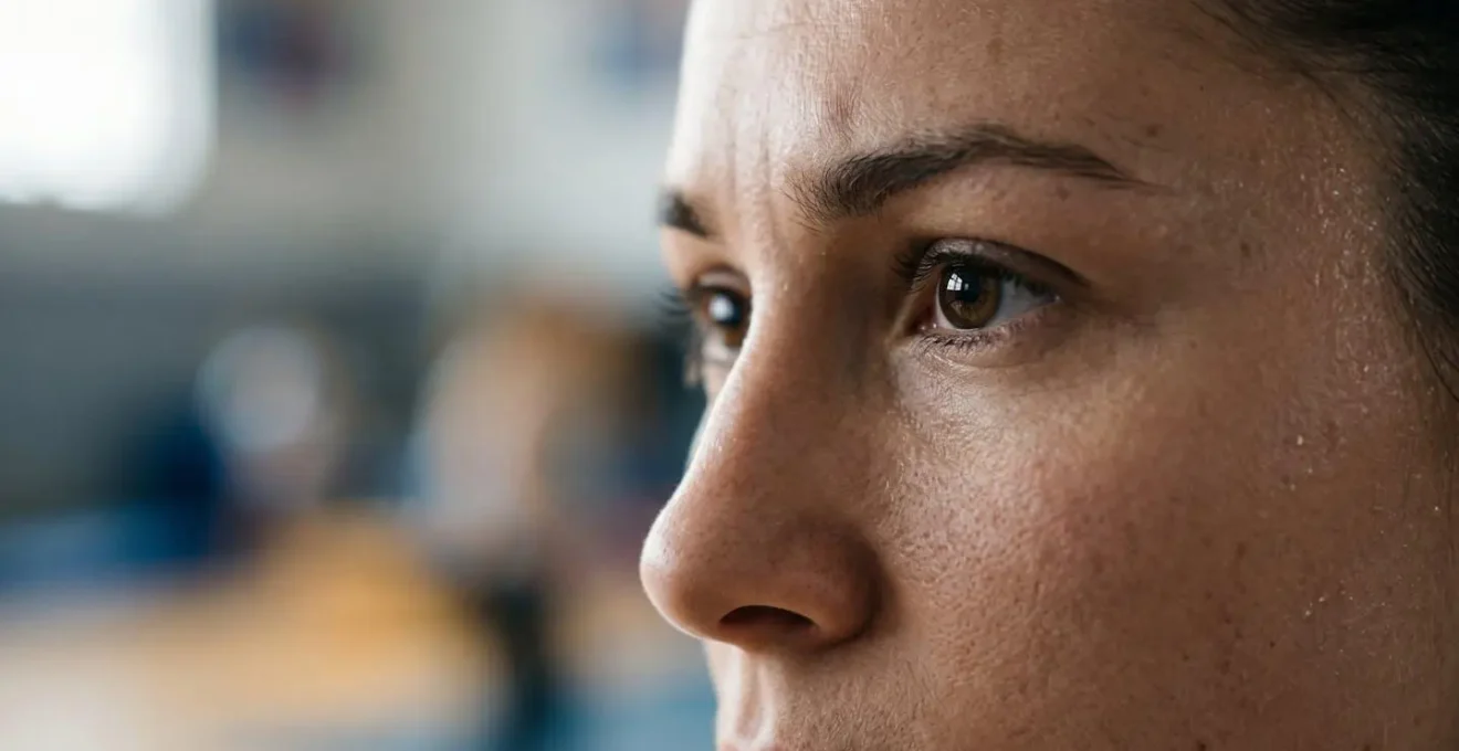 Gros plan sur le regard concentré d'un athlète en pleine fixation visuelle