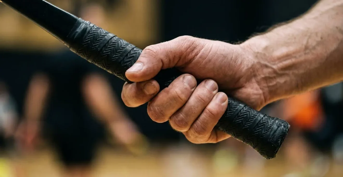 Gros plan sur la main d'un athlète effectuant un geste technique précis avec concentration