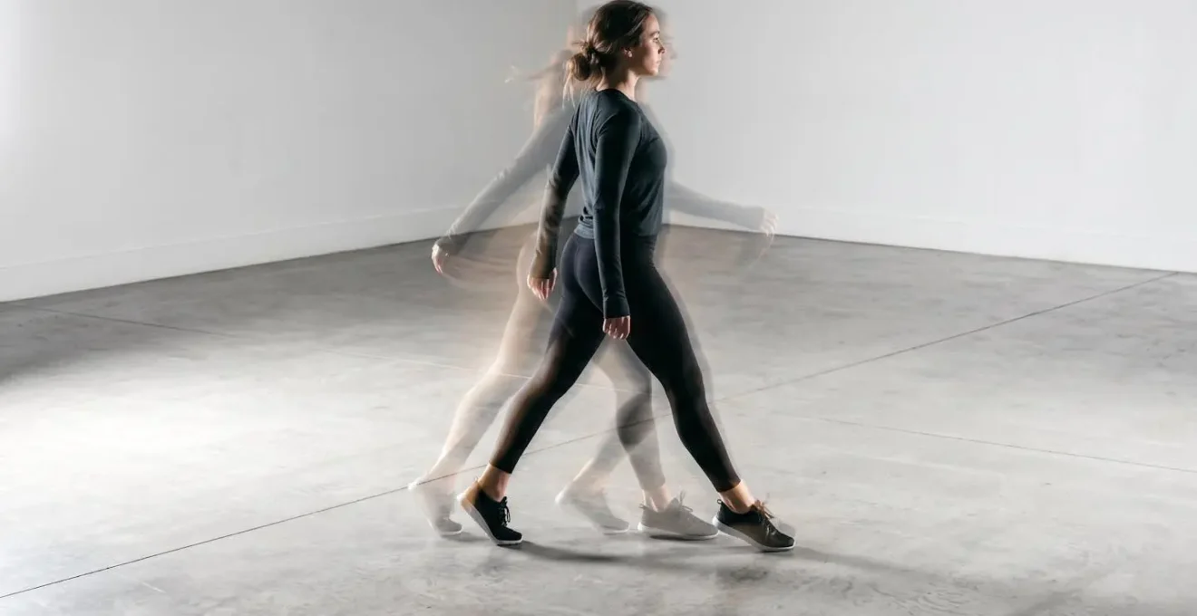 Séquence de déplacement latéral en pas chassé au badminton montrant la fluidité du mouvement