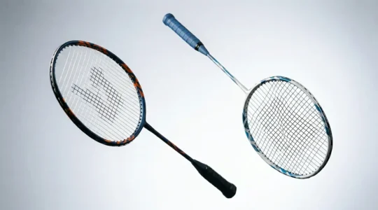 Comparaison visuelle entre raquette de badminton équilibrée en tête et en manche pour optimiser la performance du smash