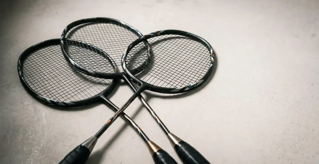 Arrangement de plusieurs raquettes de badminton de qualité sur fond minimaliste