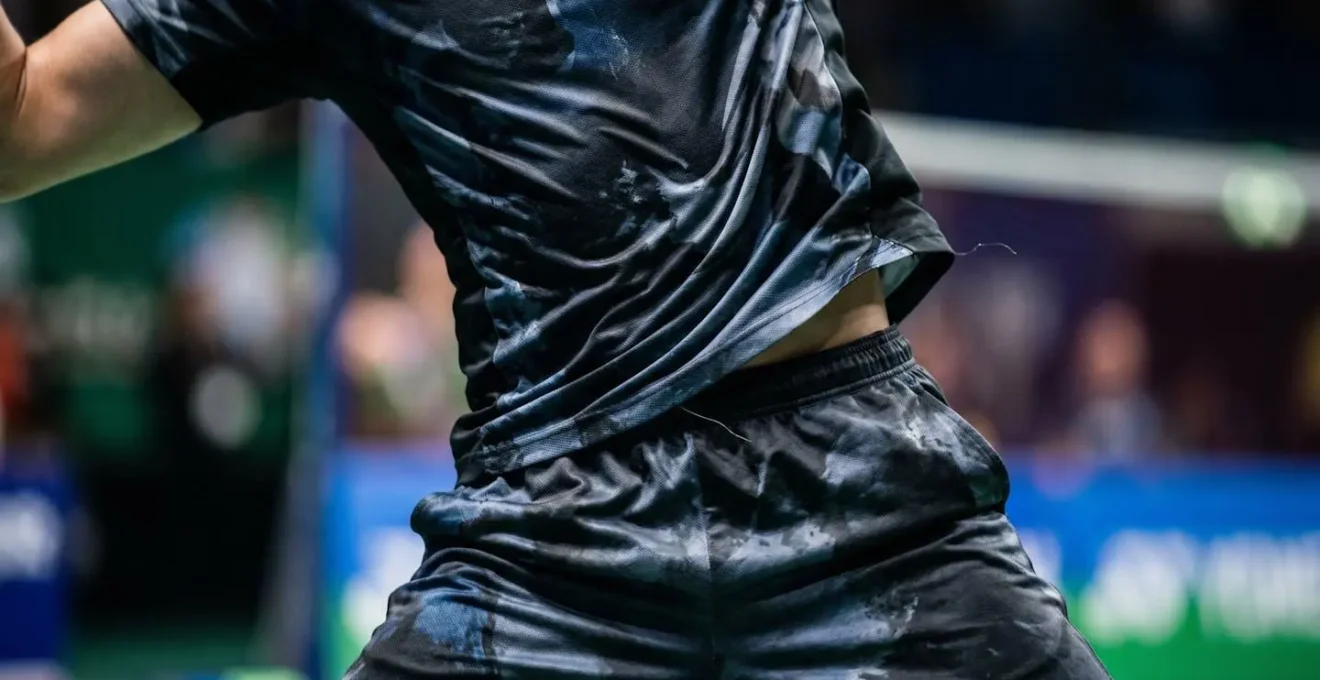 Vue rapprochée de la rotation du torse et des hanches d'un joueur pendant une frappe de badminton