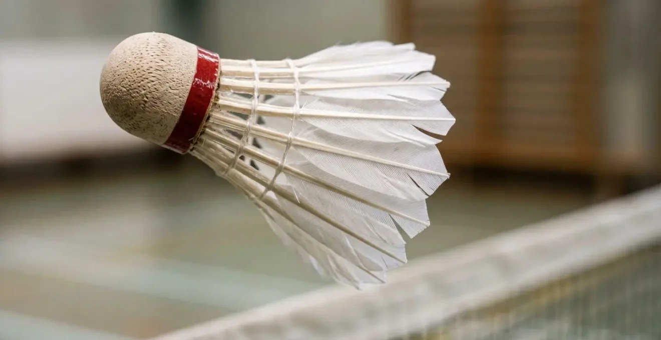 Gros plan sur un volant de badminton en mouvement avec trajectoire descendante rapide