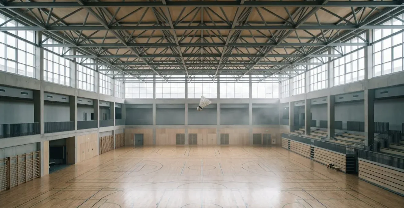 Trajectoire d'un volant de badminton dans l'air d'un grand gymnase